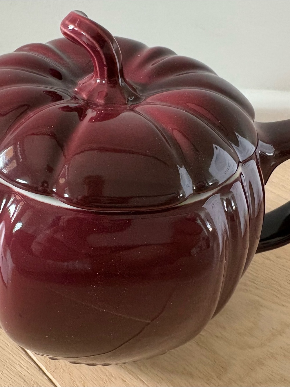 Le Creuset - Pumpkin Mug with lid rhone (400ml/14oz) Burgundy Stoneware - Picture 3 of 9